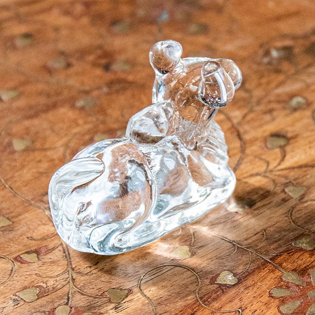 インドの神様 ガラス製ペーパーウェイト - 聖なる牛 6.5cm 3 - 後ろからの様子です。