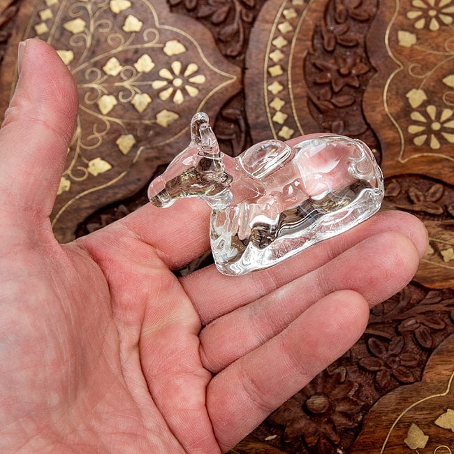 インドの神様 ガラス製ペーパーウェイト - 聖なる牛 6.5cm 5 - 手に取るとこれくらいの大きさです。