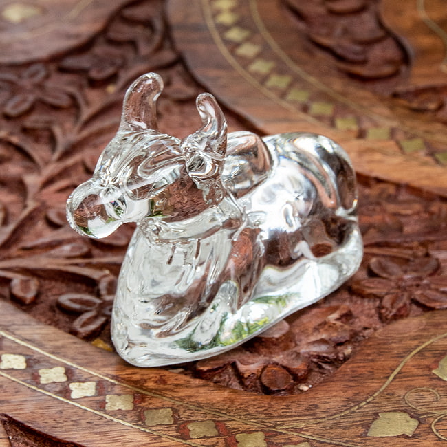 インドの神様 ガラス製ペーパーウェイト - 聖なる牛 6.5cmの写真1枚目です。透明感の美しいガラスのペーパーウエイトです。文鎮,ナンディン,神様像,ヒンドゥー教,インド神様
