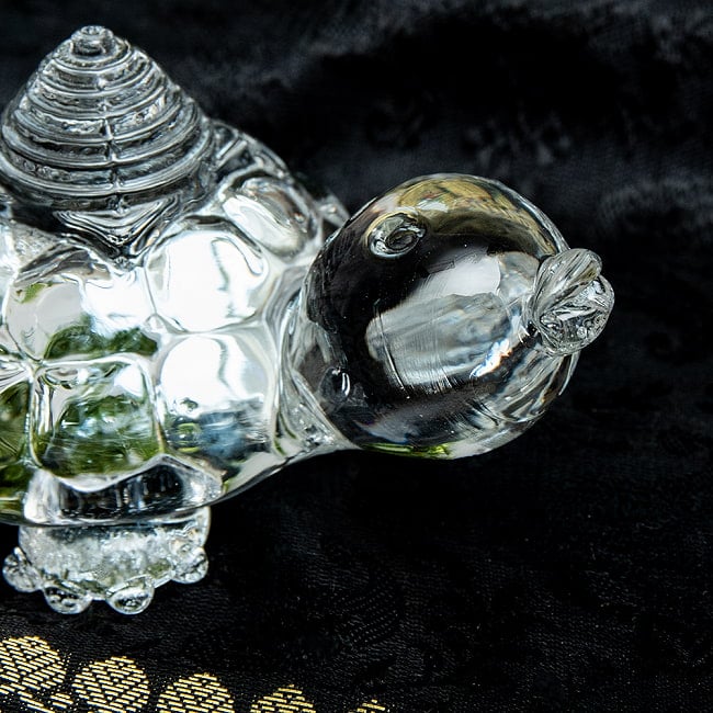 インドの神様 ガラス製ペーパーウェイト - カチュワヤントラ 10.5cm 2 - お顔の拡大です。