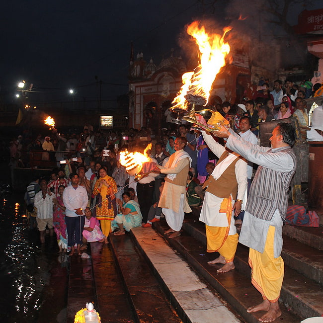 儀式「Aarti」に用いられるオイルランプ 7段【特大・72cm】 11 - バラナシでの礼拝の様子です。