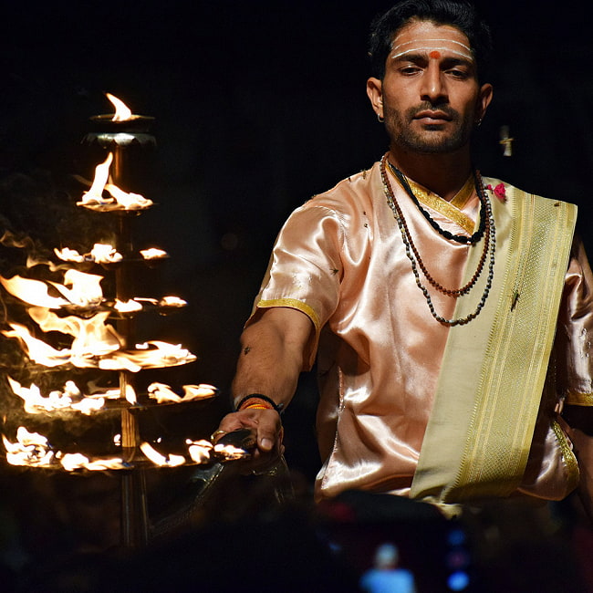 儀式「Aarti」に用いられるオイルランプ 7段【特大・72cm】 12 - バラナシでの礼拝の様子です。