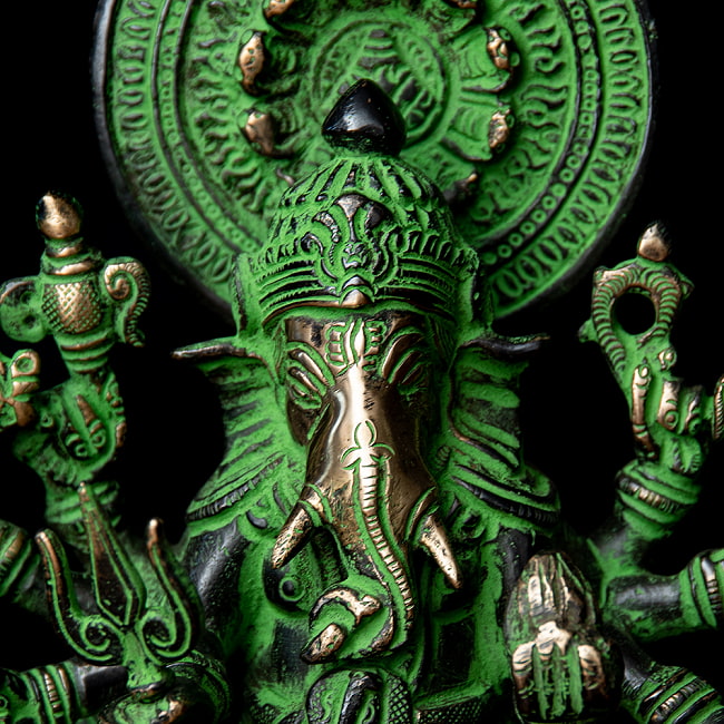 獅子を従えるガネーシャ - 高さ23.5cm 2 - 顔のアップです。峻厳な印象を与えるガネーシャ像です。