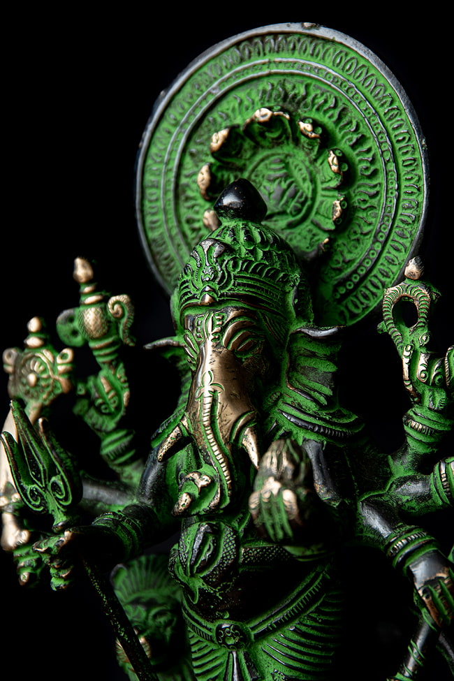 獅子を従えるガネーシャ - 高さ23.5cm 3 - 角度を変えて見てみました。