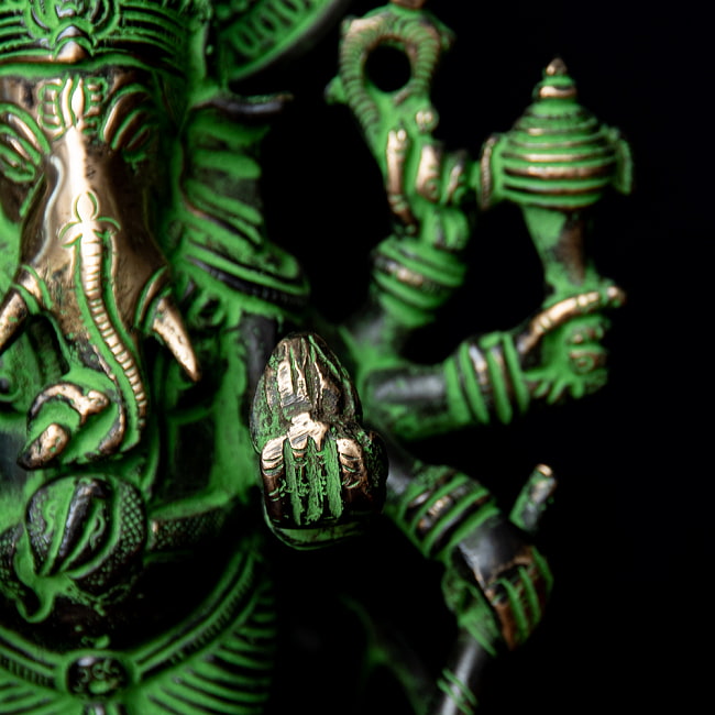 獅子を従えるガネーシャ - 高さ23.5cm 5 - 手には好物のモーダカを持っています。