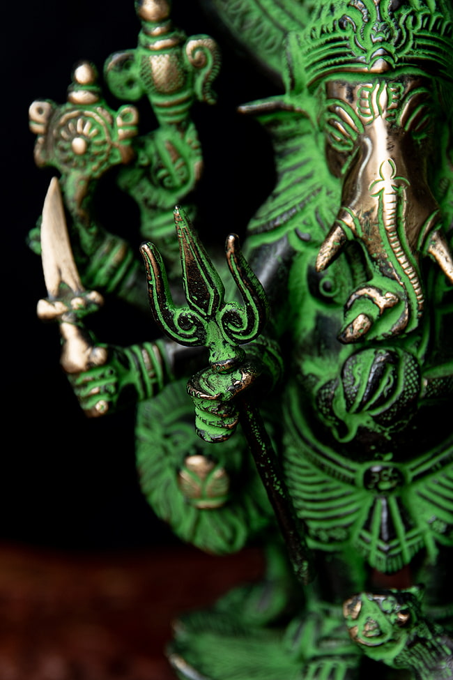 獅子を従えるガネーシャ - 高さ23.5cm 6 - 三叉の槍を持っています。シヴァ神との関連性を感じさせます。