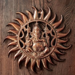 〔壁掛けタイプ〕インドの神様ウォールハンギング スーリヤ・ガネーシャ 28cm(TI-RSDL-1585)