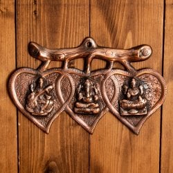 〔壁掛けタイプ〕インドの神様ウォールハンギング ガネーシャ・ラクシュミ・サラスバティ 18.5cm