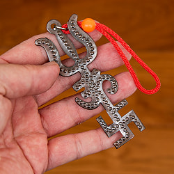 〔ストラップタイプ〕インドの神様ウォールハンギング - シヴァ三叉・オーン・スワスティカ 約9.5cm - サブ5