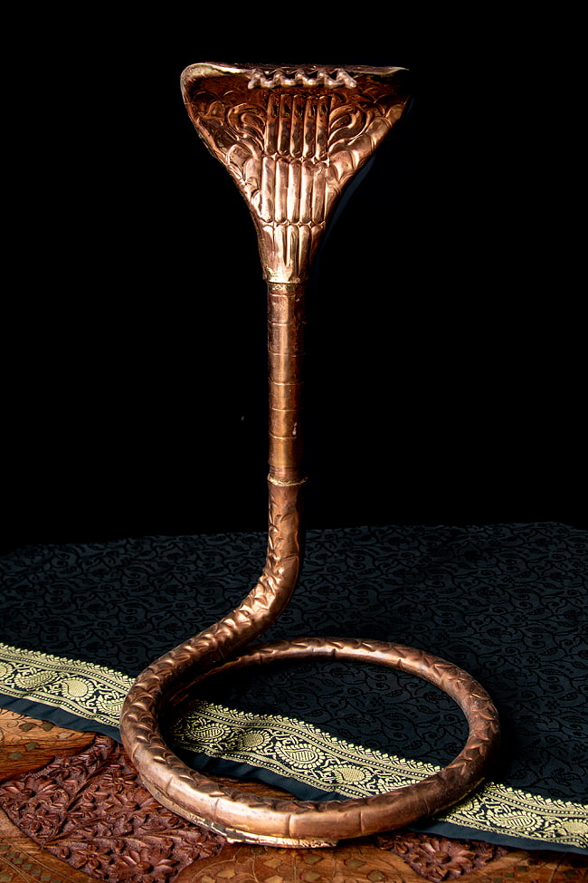 聖なる蛇 ナーガ 銅製 高さ：34cm程度 2 - 銅の質感が素敵です。