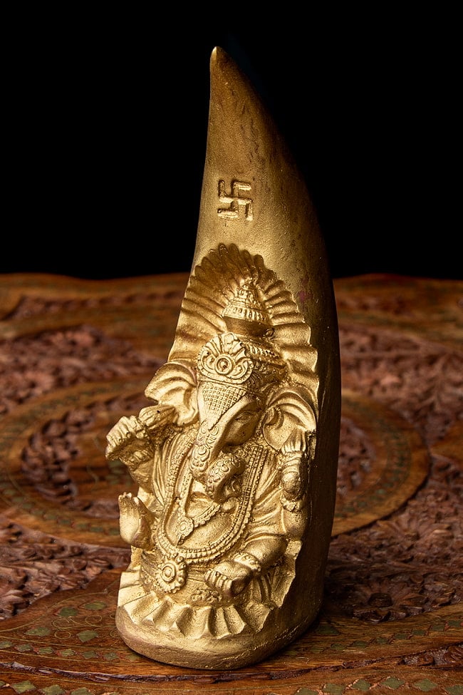 トゥースガネーシャ　ゴールド[20cm]の写真1枚目です。静かな存在感のある神像です。こちらは【1：卍ガネーシャ】です。神様,神様像,レジン　神様,インド　神様