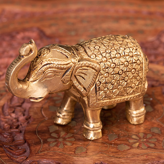 ブラス製 装飾付きエレファント像 10.9cm　幸運の象徴　象の写真1枚目です。ずっしりとしたブラス製。優雅な造形の象です。象,ぞう,ゾウ,神像,幸運,幸せ,ラッキー,富,知恵,安定