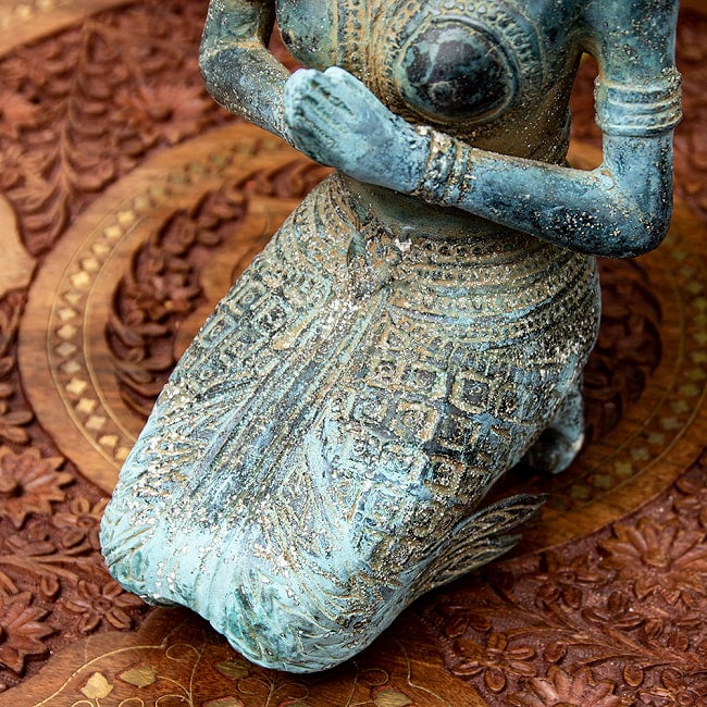 インドネシアの神様像 シータ - 32cm 6 - 膝周りを見てみました。