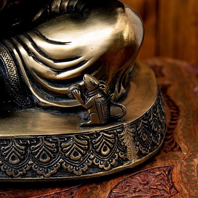 真鍮黒塗仕上げ ガネーシャ神像 ブラス製 53cm 10 - 膝周りにはガネーシャの乗り物であるねずみがいます。