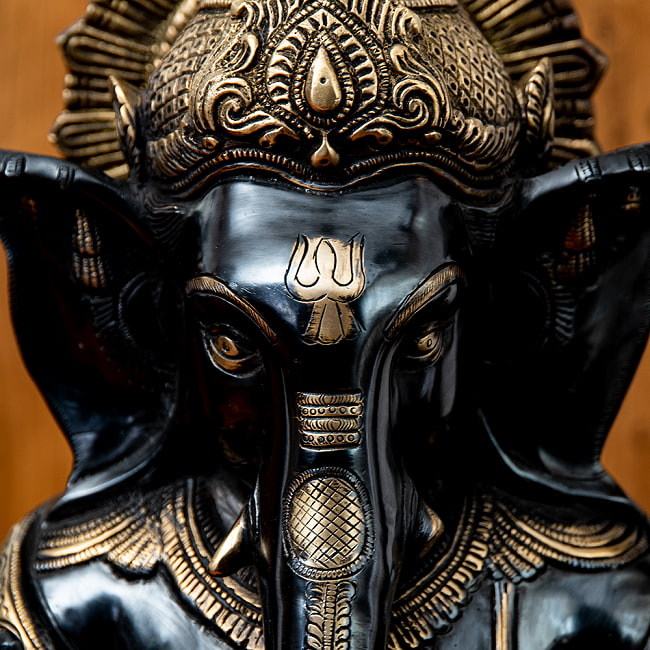 真鍮黒塗仕上げ ガネーシャ神像 ブラス製 53cm 2 - 荘厳な趣のある顔立ちです。