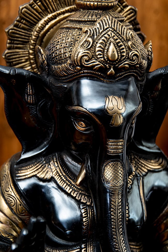 真鍮黒塗仕上げ ガネーシャ神像 ブラス製 53cm 4 - 見る角度によって表情が異なって見えます。