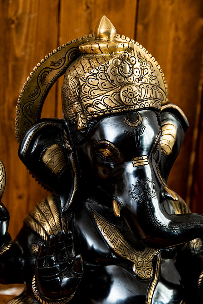 真鍮黒塗仕上げ ガネーシャ神像 ブラス製 52cm 4 - 見る角度によって表情が異なって見えます。