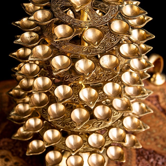 儀式【Aarti】に用いられるオイルランプ 9段【56cm】 5 - 花びらのそれぞれは彫琢の施された輪に繋がっています