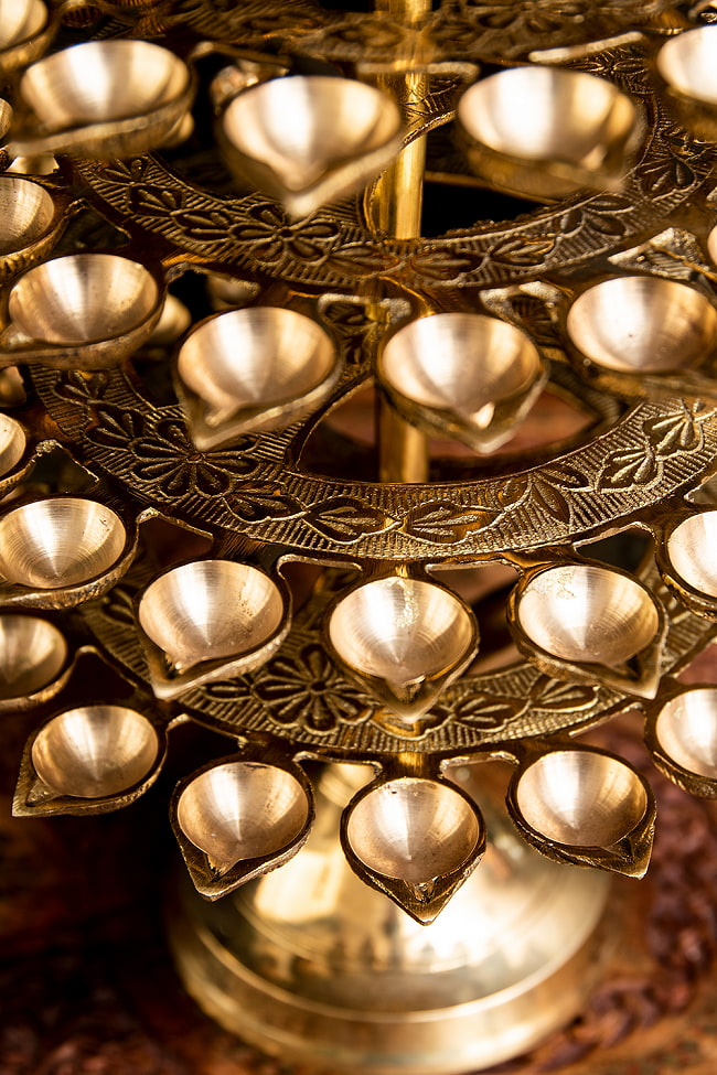 儀式【Aarti】に用いられるオイルランプ 9段【56cm】 6 - インドらしい美しい造形です。