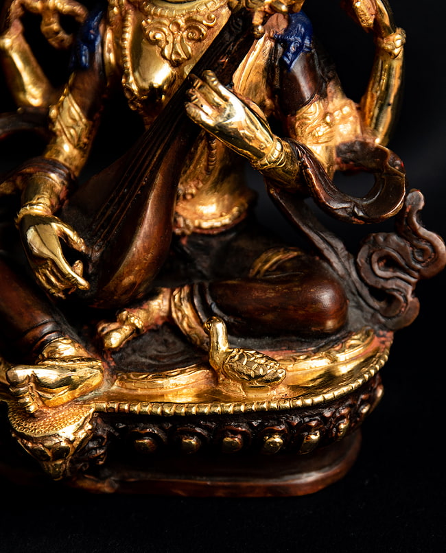 弁財天（サラスヴァティ） 銅造鍍金仕上げ - 16cm 9 - 膝周りの表現です。