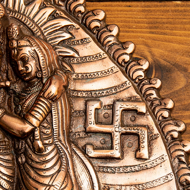 〔壁掛けタイプ〕ラーダ・クリシュナ 43cm インドの神様ウォールハンギング 6 - 細部を見てみました。