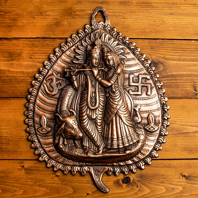 〔壁掛けタイプ〕ラーダ・クリシュナ 43cm インドの神様ウォールハンギングの写真1枚目です。壁掛けできる、ハンギングタイプの神様像です。正面からの写真です。壁掛け像,ウォールハンギング,まんじ,オーン,ガネーシャ像,ガネーシャ,神様像,金運,幸運,学業
