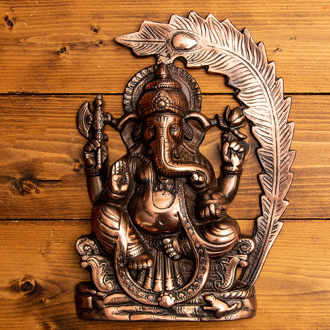〔壁掛けタイプ〕ピーコック・ガネーシャ 33cm インドの神様ウォールハンギングの写真1枚目です。壁掛けできる、ハンギングタイプの神様像です。正面からの写真です。壁掛け像,ウォールハンギング,まんじ,オーン,ガネーシャ像,ガネーシャ,神様像,金運,幸運,学業