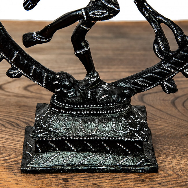 煌めくグリッター仕上げ ブラック・ダンシング・シヴァ(27cm) 7 - 悪鬼を踏みつけにしています。