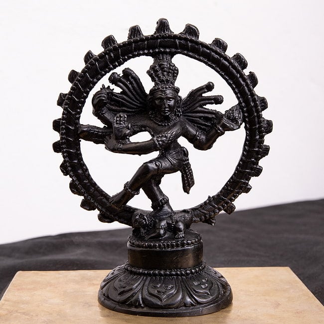 ダンシング・シヴァ - ブラック[約14.5cm]の写真1枚目です。静かな存在感のある神像です。神様,神様像,レジン　神様,インド　神様,シヴァ,ダンシング　シヴァ