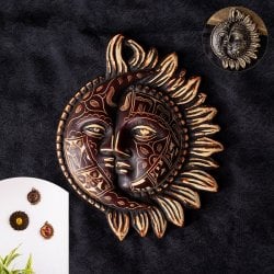 【全2色】〔壁掛けタイプ〕手彫り模様のインドの神様ウォールハンギング -チャンドラ・スーリヤ  [約15.5cm×12.5cm](TI-RSDL-1670)