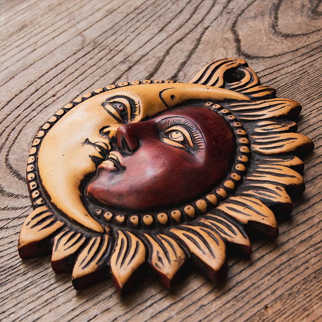 〔壁掛けタイプ〕インドの神様ウォールハンギング -チャンドラ・スーリヤ  [約15.5cm×12.5cm] 4 - 厚みがあり立体的な造形です。