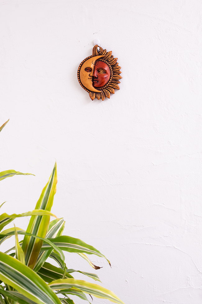〔壁掛けタイプ〕インドの神様ウォールハンギング -チャンドラ・スーリヤ  [約15.5cm×12.5cm] 8 - 壁に掛けてみました。