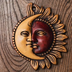 〔壁掛けタイプ〕インドの神様ウォールハンギング -チャンドラ・スーリヤ  [約15.5cm×12.5cm](TI-RSDL-1671)