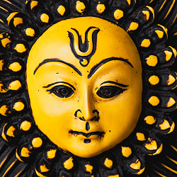 〔壁掛けタイプ〕インドの神様ウォールハンギング - 太陽神スーリヤ  [約18.5cm] - サブ4