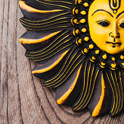 〔壁掛けタイプ〕インドの神様ウォールハンギング - 太陽神スーリヤ  [約18.5cm] - サブ5