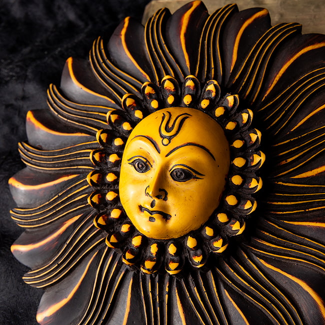 〔壁掛けタイプ〕インドの神様ウォールハンギング - 太陽神スーリヤ  [約18.5cm] 8 - 神々しいお顔立ち。