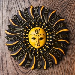 〔壁掛けタイプ〕インドの神様ウォールハンギング - 太陽神スーリヤ  [約18.5cm](TI-RSDL-1672)