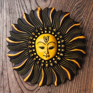 〔壁掛けタイプ〕インドの神様ウォールハンギング - 太陽神スーリヤ  [約18.5cm](TI-RSDL-1672)