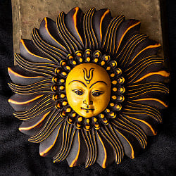 〔壁掛けタイプ〕インドの神様ウォールハンギング - 太陽神スーリヤ  [約18.5cm]の商品写真