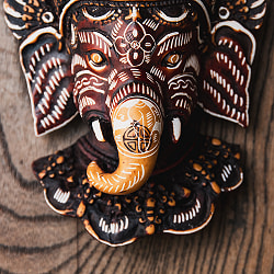 〔壁掛けタイプ〕手彫り模様のインドの神様ウォールハンギング - ガネーシャ  [約16.5cm×9.5cm] - サブ5