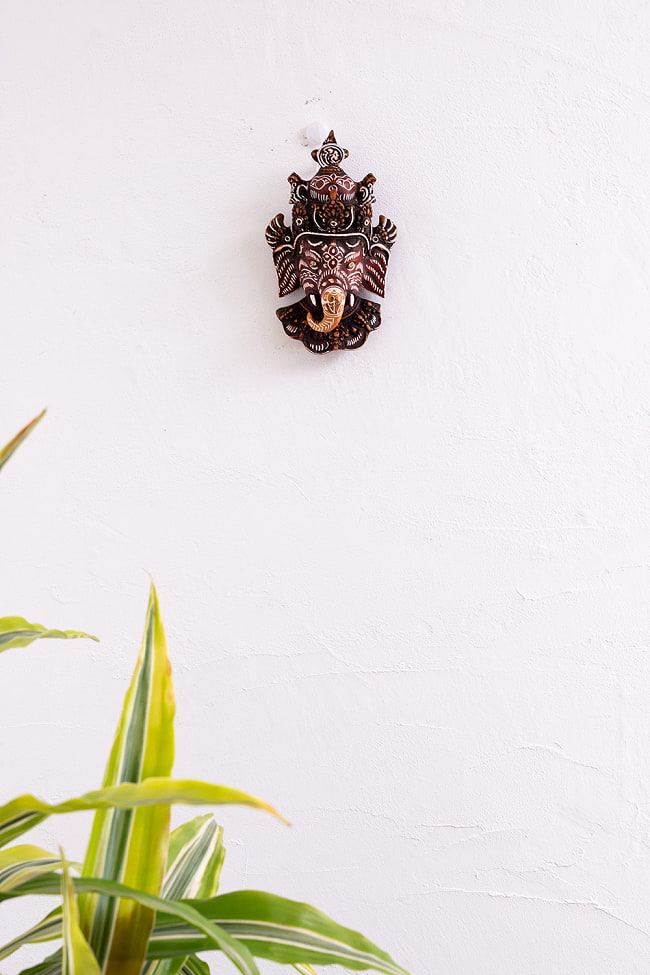 〔壁掛けタイプ〕手彫り模様のインドの神様ウォールハンギング - ガネーシャ  [約16.5cm×9.5cm] 9 - 壁に掛けてみました。