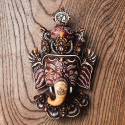 〔壁掛けタイプ〕手彫り模様のインドの神様ウォールハンギング - ガネーシャ  [約16.5cm×9.5cm](TI-RSDL-1673)