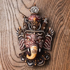 〔壁掛けタイプ〕手彫り模様のインドの神様ウォールハンギング - ガネーシャ  [約16.5cm×9.5cm](TI-RSDL-1673)