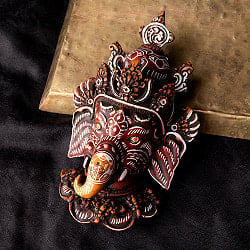 〔壁掛けタイプ〕手彫り模様のインドの神様ウォールハンギング - ガネーシャ  [約16.5cm×9.5cm]の商品写真