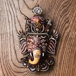 〔壁掛けタイプ〕手彫り模様のインドの神様ウォールハンギング - ガネーシャ  [約16.5cm×9.5cm]の商品写真