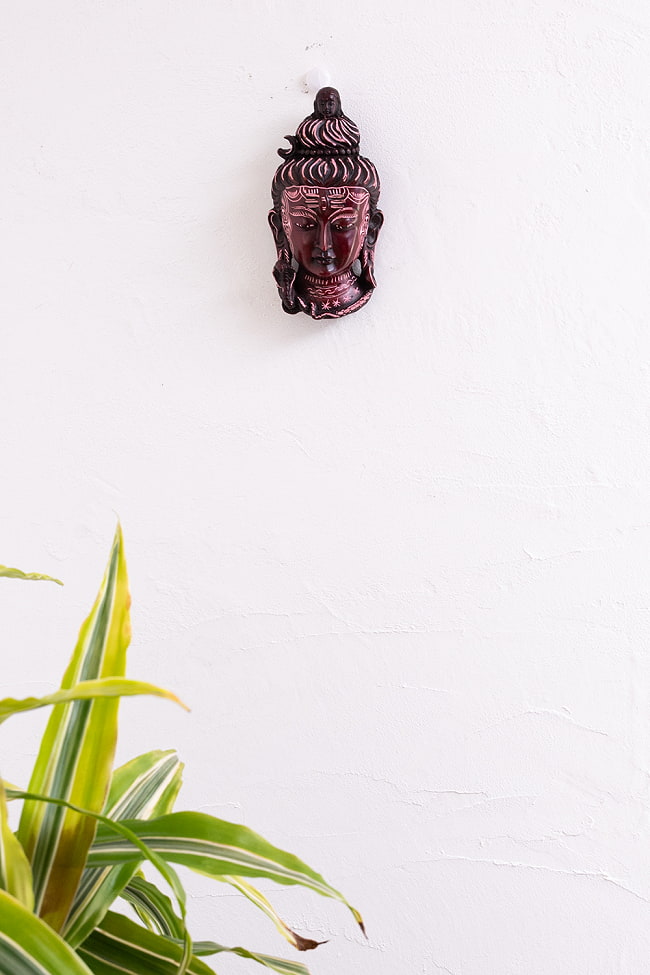 〔壁掛けタイプ〕手彫り模様のインドの神様ウォールハンギング - シヴァ [約16.5cm×8.5cm] 10 - 壁に掛けてみました。