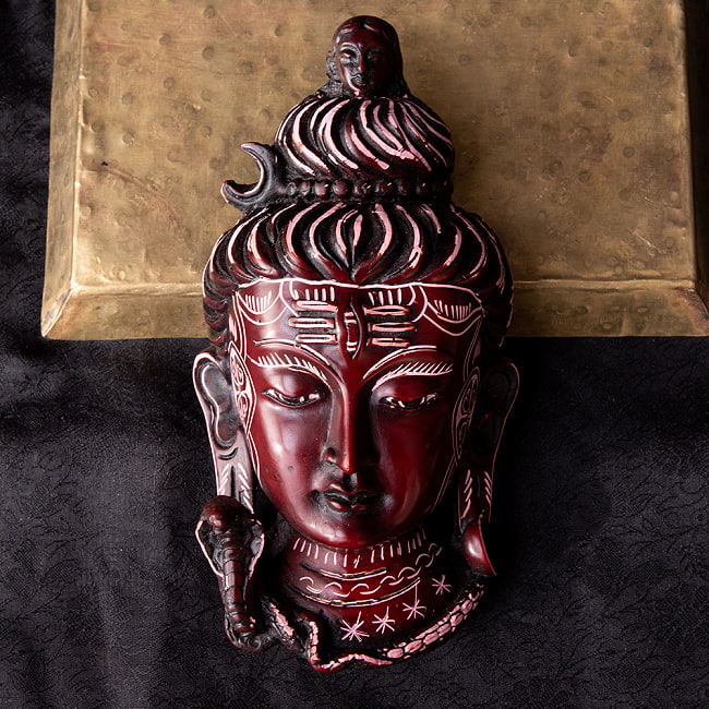 〔壁掛けタイプ〕手彫り模様のインドの神様ウォールハンギング - シヴァ [約16.5cm×8.5cm] 2 - 拡大してみました。