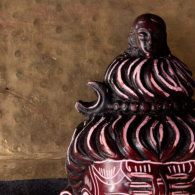 〔壁掛けタイプ〕手彫り模様のインドの神様ウォールハンギング - シヴァ [約16.5cm×8.5cm] 3 - 拡大してみました。