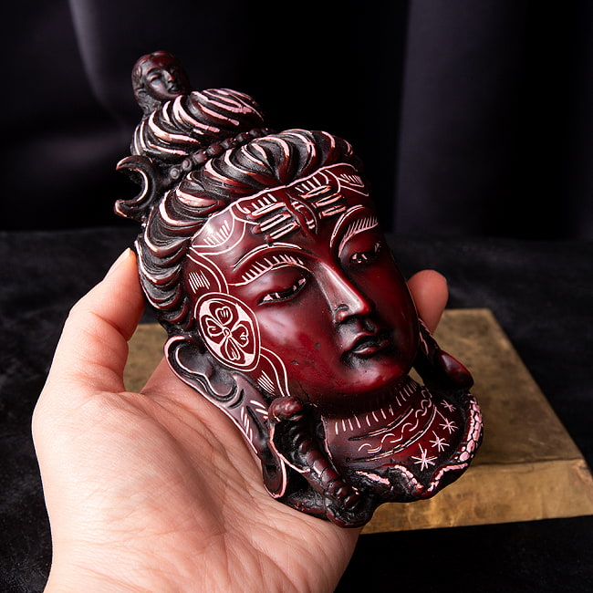 〔壁掛けタイプ〕手彫り模様のインドの神様ウォールハンギング - シヴァ [約16.5cm×8.5cm] 6 - 手に持ってみました。