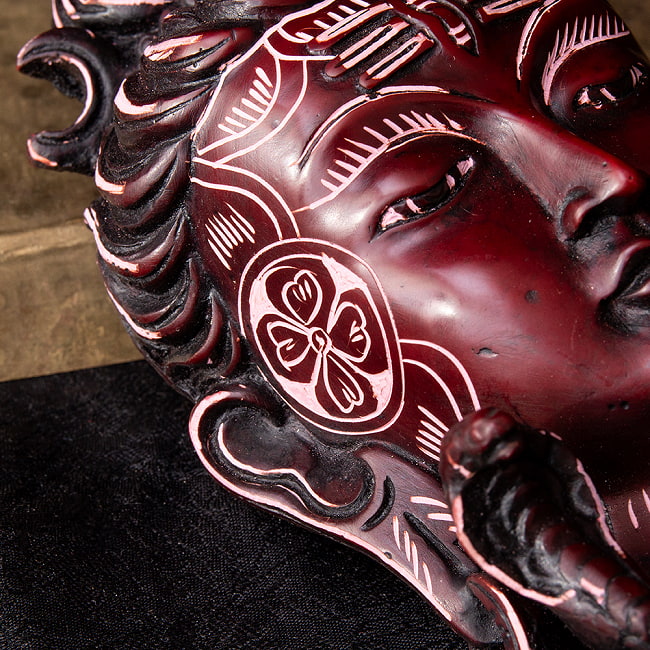 〔壁掛けタイプ〕手彫り模様のインドの神様ウォールハンギング - シヴァ [約16.5cm×8.5cm] 8 - 吉祥文様が彫られています。